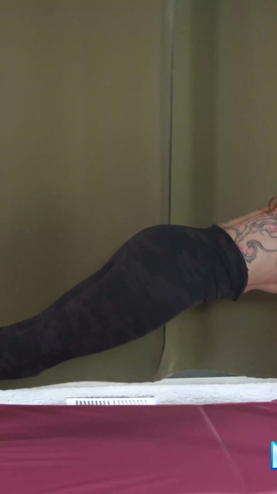 Kızıl saçlı orta yaşlı seksi kadın Audrey Hollander şehvetli yoga ve striptiz ile esnetiyor | Klip 1