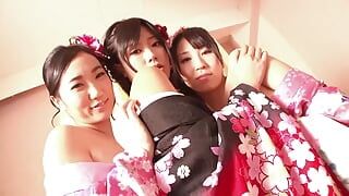 Trzy piękne japońskie dziewczyny uprawiają seks z kolegami z klasy