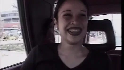 Brünette brünette mit schönen titten wird von zwei schwänzen im bett hardcore gefickt