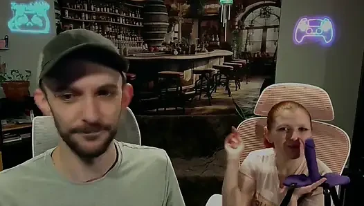 Rewuwa Oturup Vibratöre Biniyor Kutu açılıp Mastürbasyon Yapıyor