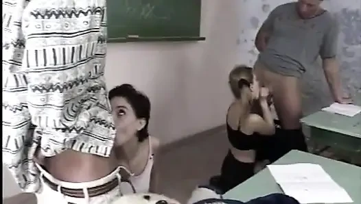 Sert ateşli dörtlü seks, sürtük kızlar büyük yaraklarla sikişiyor!!