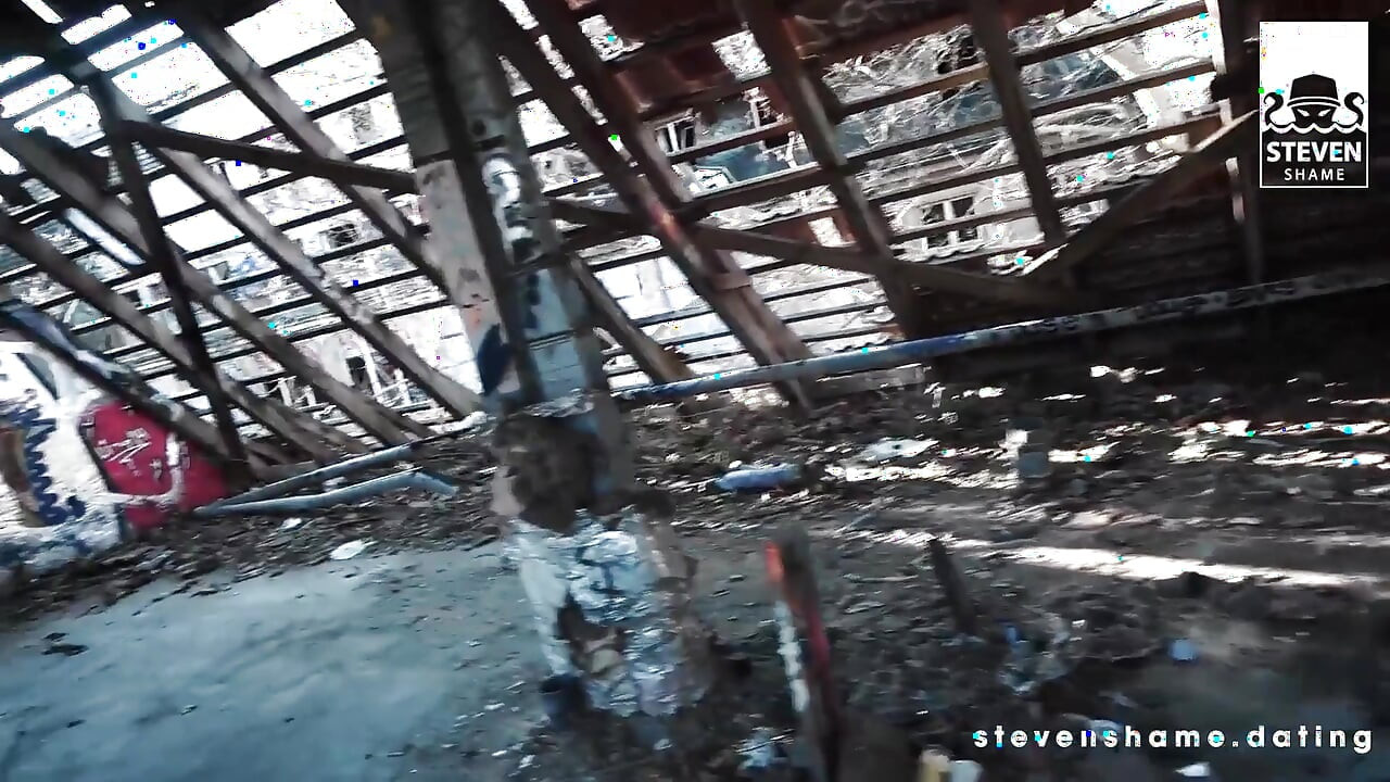 Slatka Megan Venturi zakucana i svršavana!