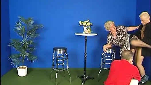 Olgun kaltak iki yarağa birden biniyor, tek tek