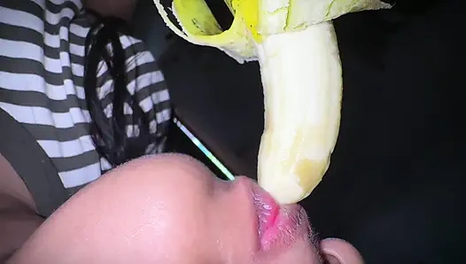 Ich steckte eine Banane in meinen sinnlichen mund, während ich morgens geil war - das ist mein alltag, morgenroutine