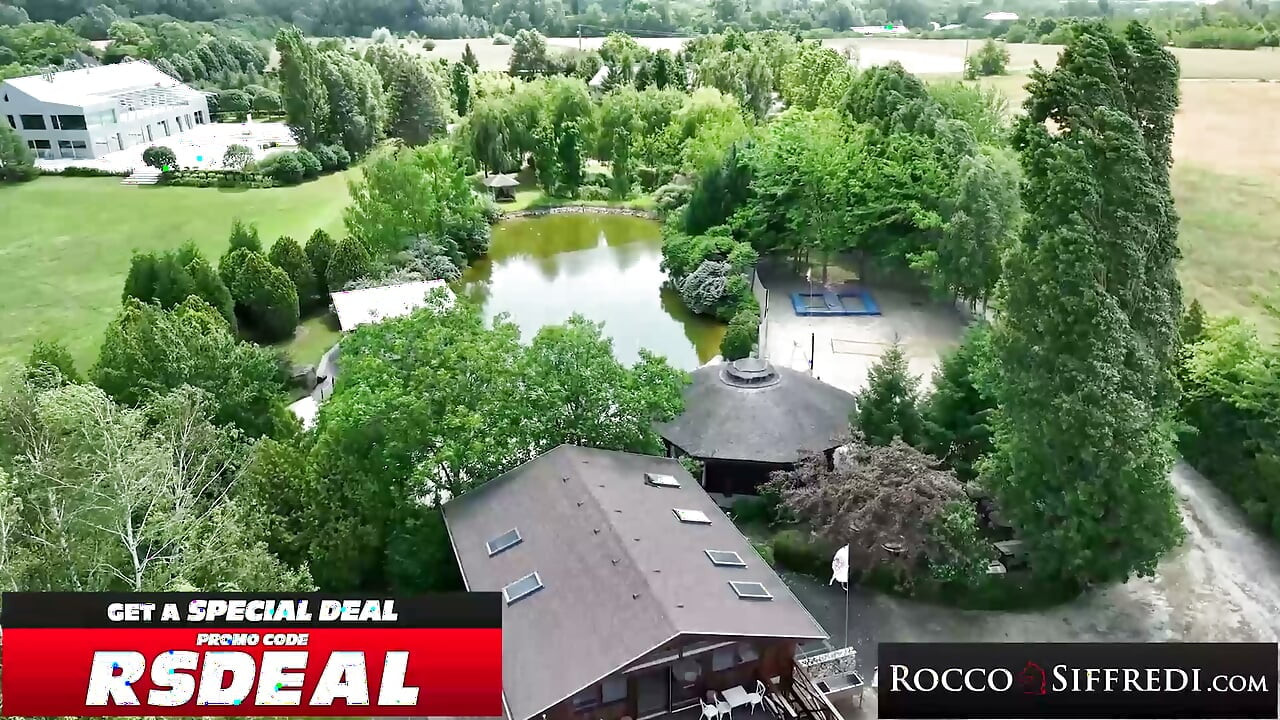 ROCCO SIFFREDI - Brineta Peachlollypop preplavljena ogromnim kurcem u trojcu