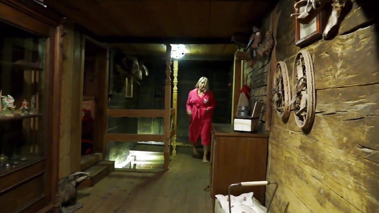 Mamă sexy franceză țâțoasă se joacă cu pizda ei în tabără