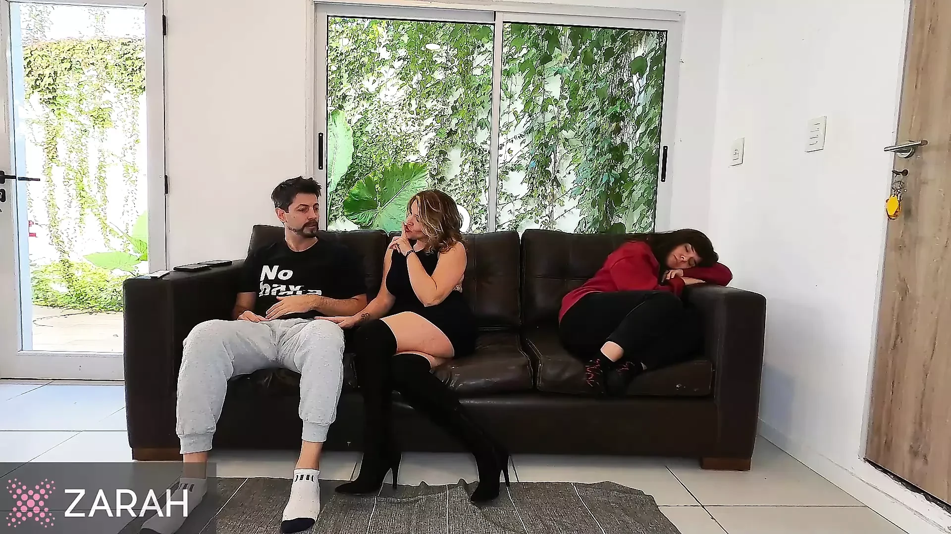 Me follé al marido de mi hermana mientras ella dormía a nuestro lado.