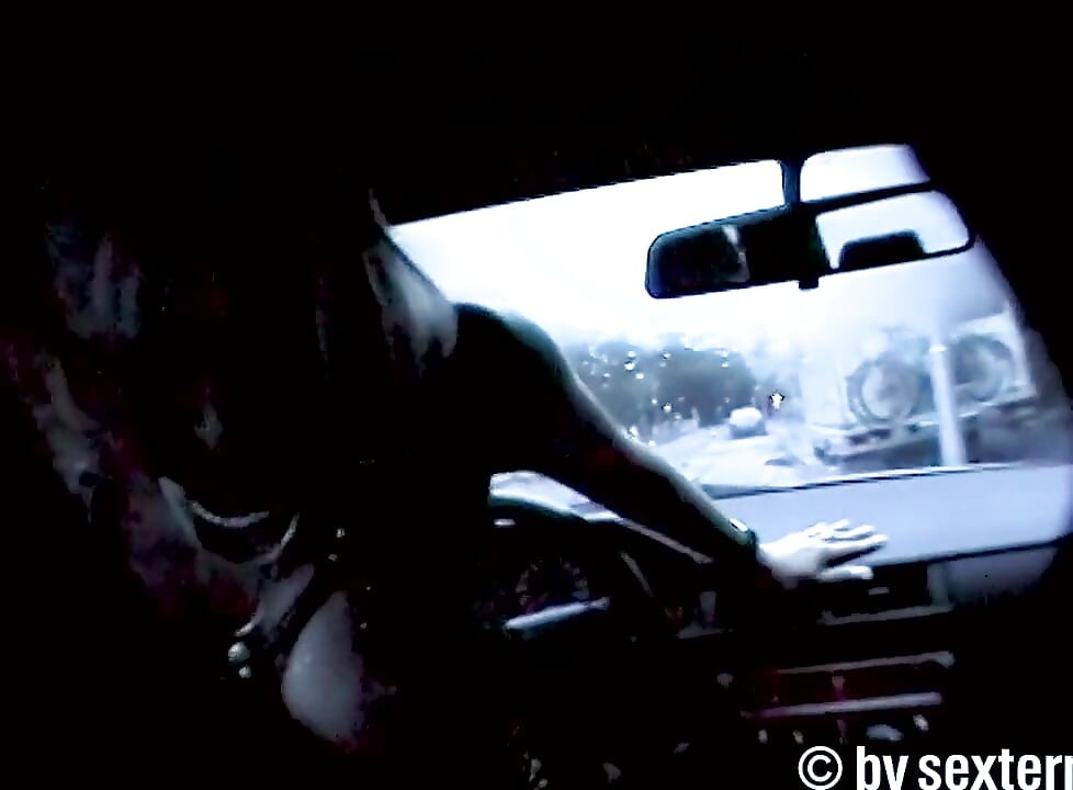 MILF pervertida quer entrar no carro