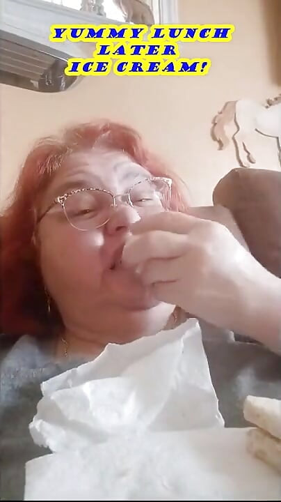 Asistenta Vicki Mănâncă Aici Prânzul și apoi savurează niște înghețată delicioasă