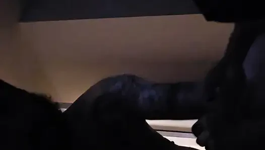 Ayak parmaklarını emiyor