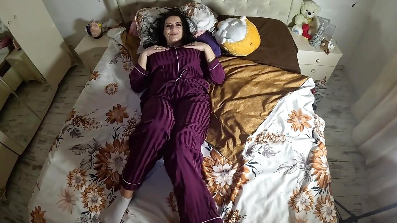 Respirante em pijamas de cetim - bochechas inchadas, rosto vermelho e luta intensa