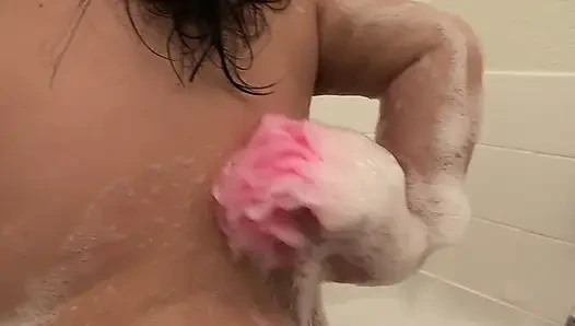 Kelly Shibari küvette cam bir oyuncak kullanıyor