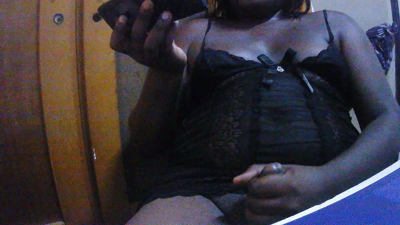 Virgen travesti mostrando su culo y masturbándose hasta la nuez