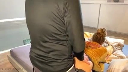 Surprend sa femme en action