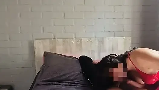 Kırmızı iç çamaşırlı Şilili kadın