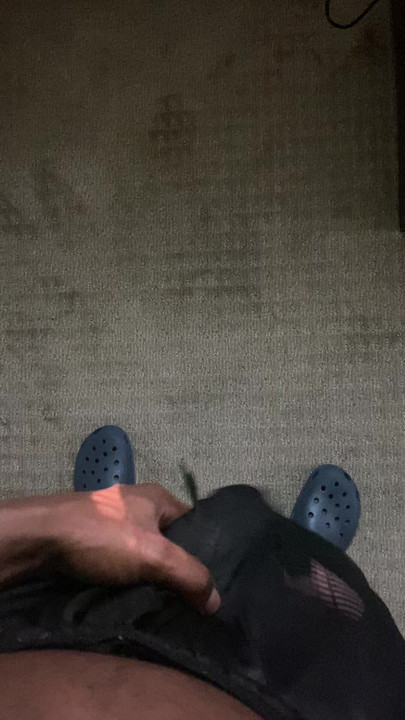 ショートパンツの中でチンコを動かす