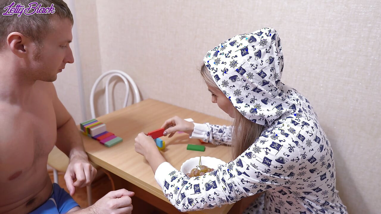 負けているミルフのためのアナルセックス - レティ・ブラックがアナル中出しを受ける