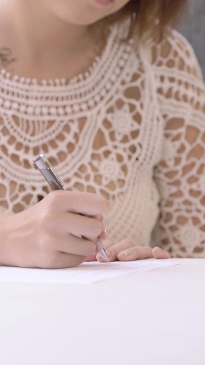 Genç ve güzel bir kızla yaşlı bilge beyefendi