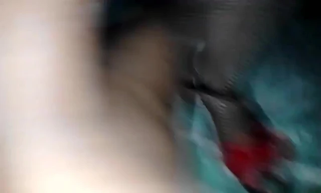 Mi esposa cachonda dandose unos sentones ricos kika