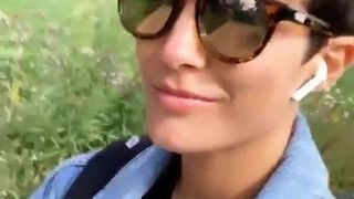 Frankie Bridge cavalgando seu vídeo de selfie de bicicleta