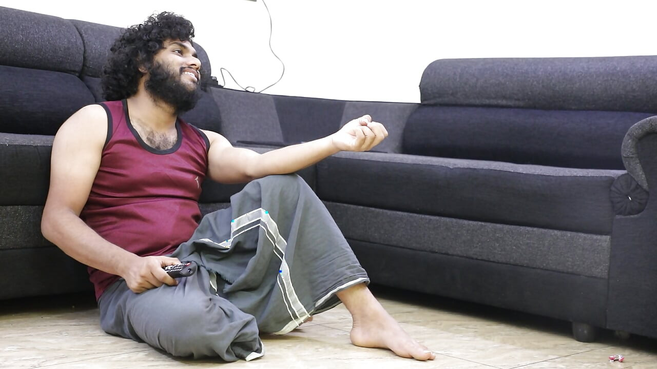 Serva Janu curtindo sexo quente com chefe enquanto assiste tv, mallu serva e chefe foda quente em sofá ehile wattsching tv