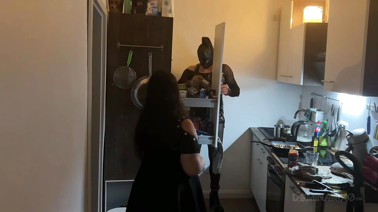 占主导地位的熟女在厨房里撑开乳胶奴隶的屁股