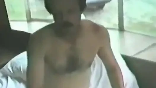 İki adam küçük memeli bir sarışını sırayla alıyor