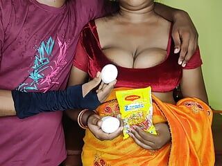 Madrastra estaba cocinando comida para su hijastro y después de ver la polla de su hijastro, madrastra fue follada por su hijastro.