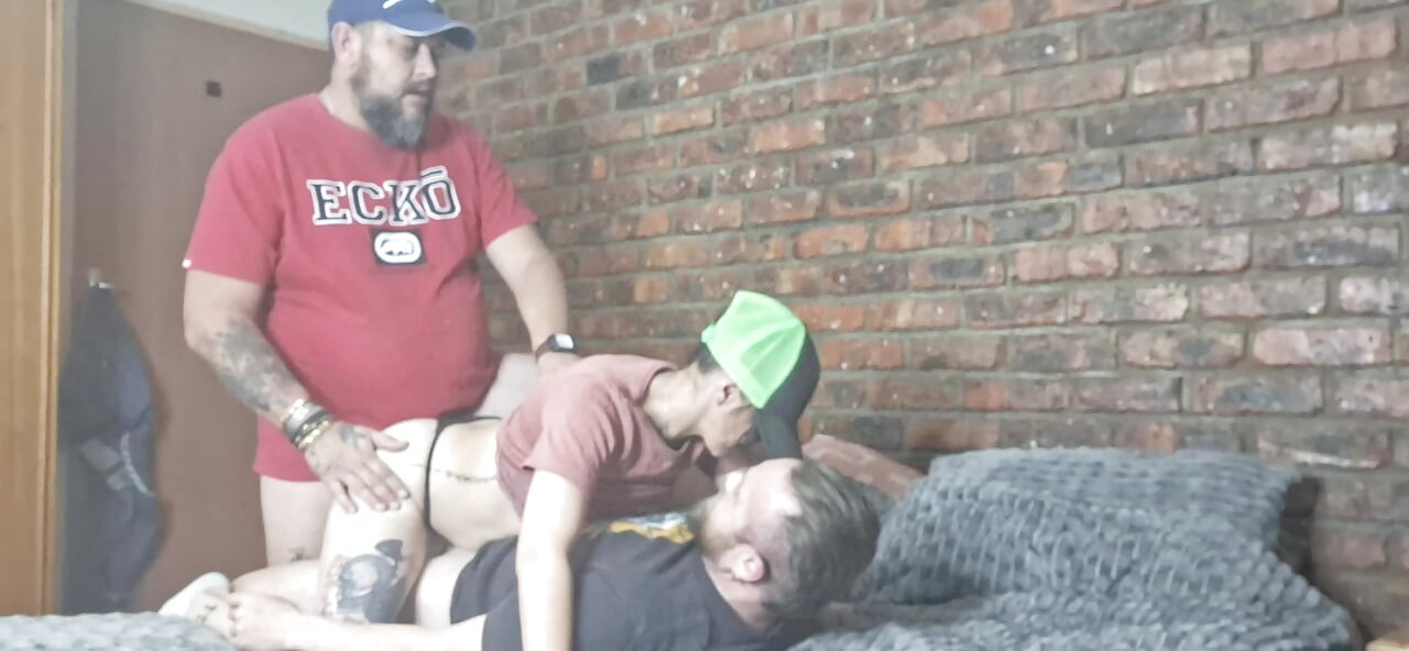 Follando marido y amigo en trío