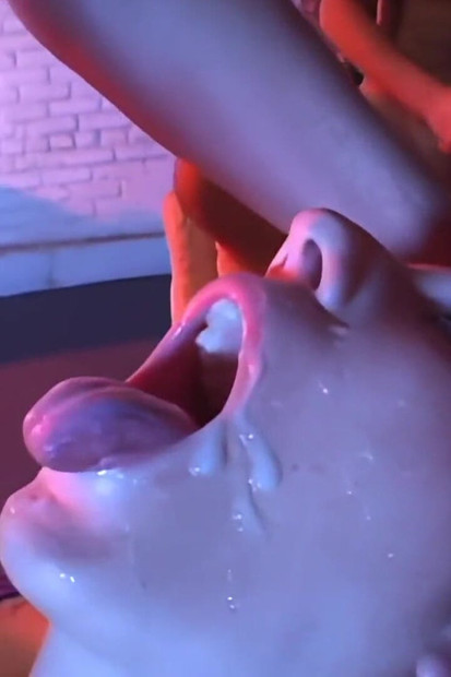 Intenzivní trojkový sex pro žhavou brunetku dychtivou po penisu