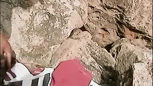 Cewek sange rambut merah lagi asik fingering memeknya di pantai liar