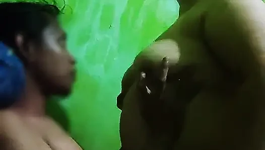Komm, lass uns die muschi ficken, während sie ihre nippel lutschen