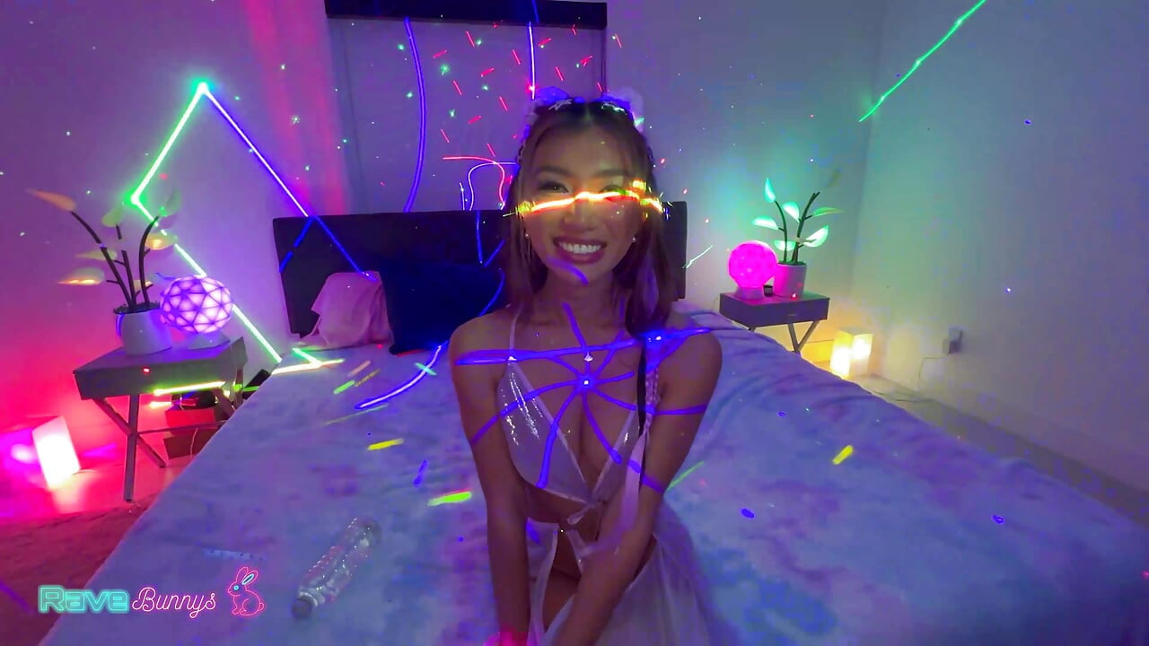 Clara Trinitys post-rave-energi sætter gang i en fræk aften med DJ'en!
