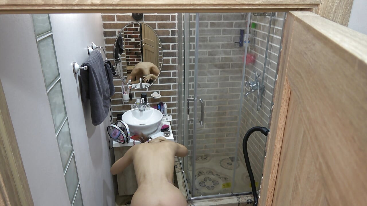 継娘はおそらく私がバスルームのカメラ越しに彼女を見ていることに気づいていないでしょう