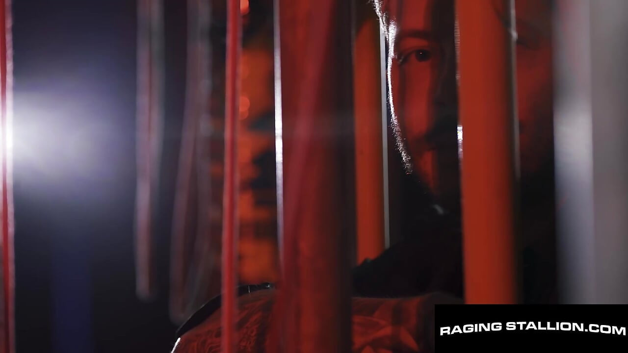GARANHÃO FURIOSO - intensa foda gay - o pau enorme de Jock Alexandro possui a bunda de John Brachalli tatuada
