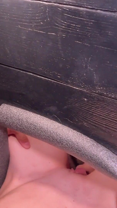 Epski trenutak iz "Noćni spoj u Gloryholeu i Body Diverse Gangbang - Cliff Media"