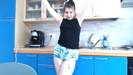Cewek sange ini lagi asik mainin memeknya di dapur sama ayah sampai muncrat sesuai keinginannya