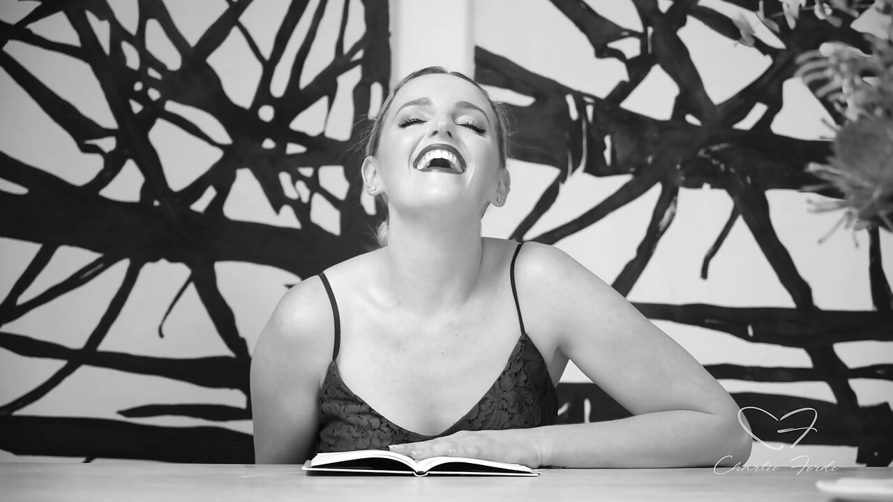 Charlie Forde, Amber Moore'un rol aldığı Ode to histerik edebiyat