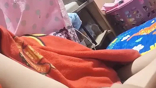 Cowok ini fingering istrinya sampai dia orgasme
