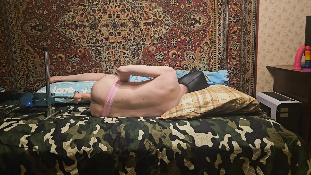 Sasha Earth solo having sex with a Fucking machine