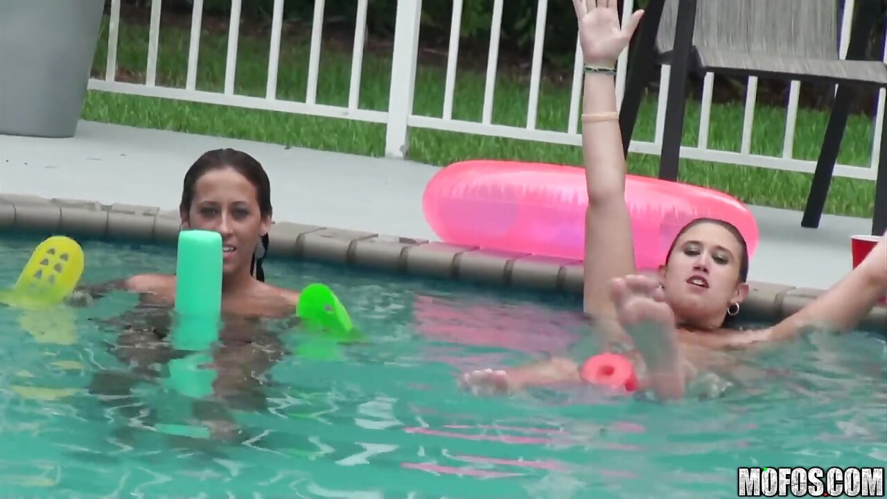 Real slut party - sexy Sunni Mayweather y Bridgete convierten una fiesta en la piscina en un salvaje trío hardcore