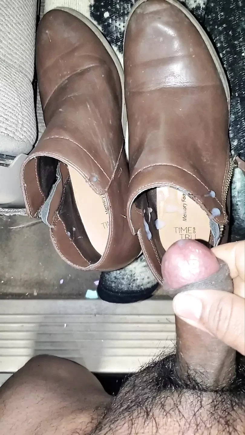 Mehaničar je video čizme u čizmama u minivanu ćerke fudbalske mame
