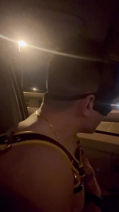 Σχεδόν πιάστηκε: Leather Muscle God's Risky Bridge Flex & Stroke