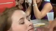 Holly Nowell на вечеринке с сексуальными холостячками получает камшот на лицо