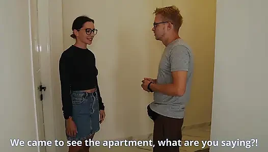 Suami nonton istrinya dientot sama realtor untuk bayar diskon!