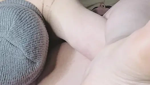 Новая немецкая толстушка xMaskedMomwifex делает ногами, лижет и пальцами для этого