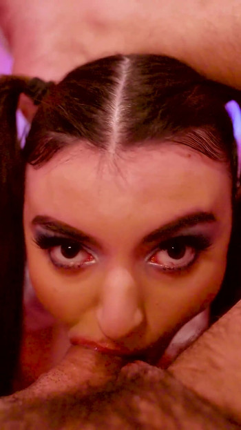 Η Τζούλια έχει ένα ελίτ μουνί