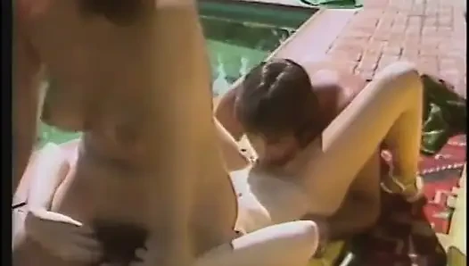 Cewek-cewek hot lagi asik nyepong kontol besar pria ini di luar ruangan sebelum dientot habis-habisan
