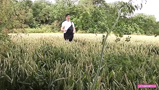 Pria lucu menonton yang lain bercinta, dan kemudian dia mendapat momennya dari si pirang nakal