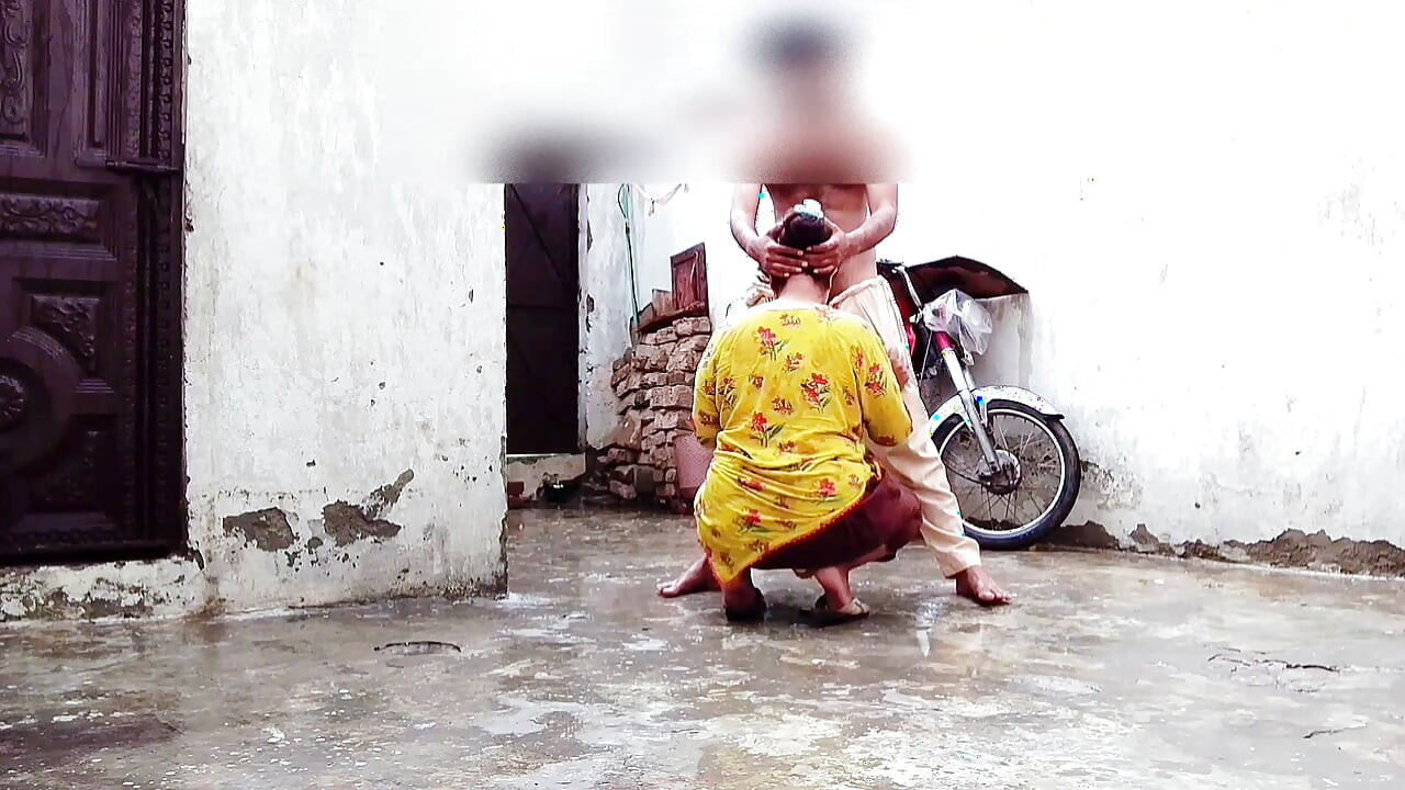 Barsaat ke mausam mein chute lagwane ka Apne maja hai barsat ke mausam mein gand Marne ka apna Maja